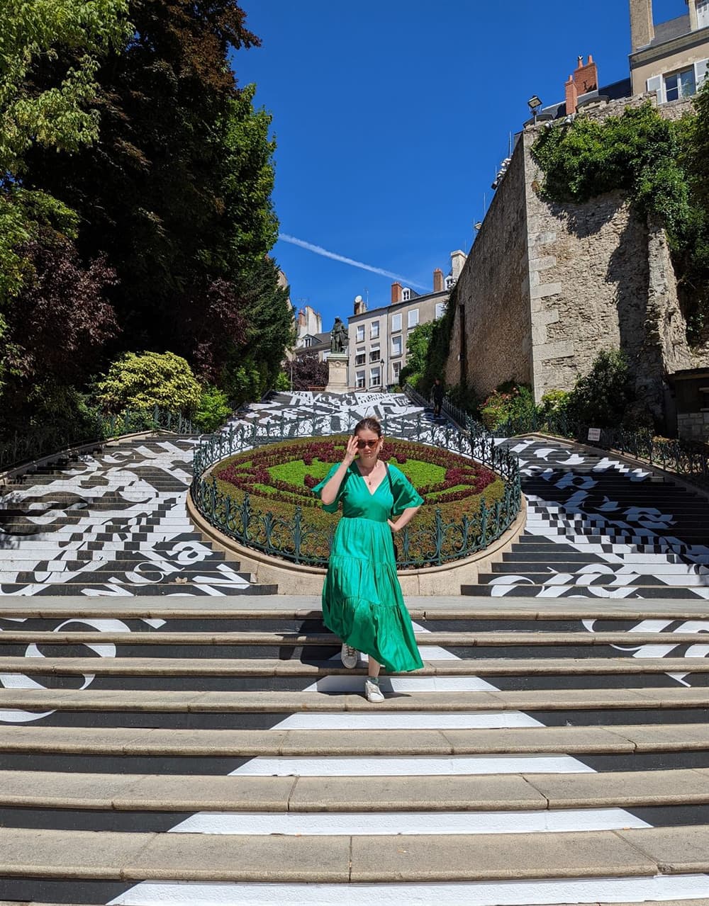 Emelyne, co-fondatrice de la Conciergerie des Châteaux, sur les marches Denis Papin à Blois
